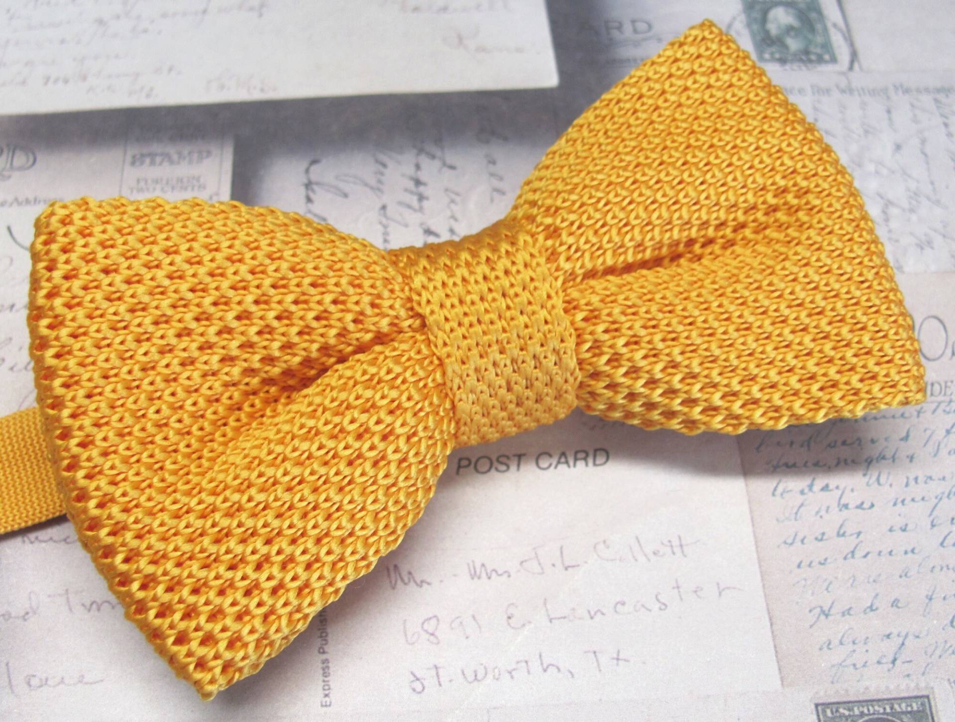 Goldene Fliege Aus Strick in Mohnblumen-Gelbgold Goldene Fliege Aus Strick in Mohnblumen-Gelbgold von TieObsessed