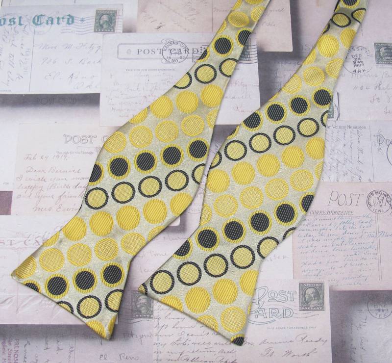 Herren Krawatte Fliege Gelb Gold Schwarz Polka Dot Free Style Mit Passendem Einstecktuch von TieObsessed
