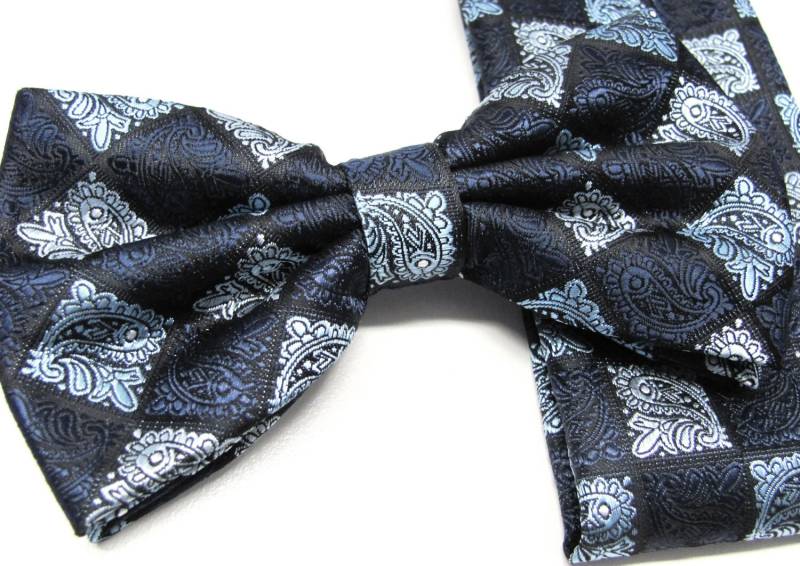 Herren Fliege. Fliegen. Schwarz Blau Silber Paisley Fliege Mit Passendem Einstecktuch von TieObsessed