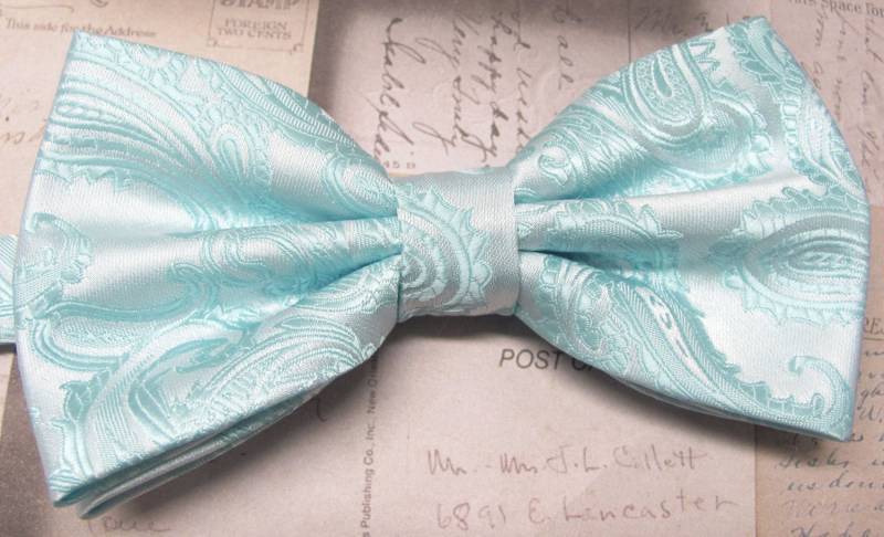 Herren Fliege. Pastell Pool Blau Paisley Bowtie Mit Passender Taschenquadrat Option von TieObsessed