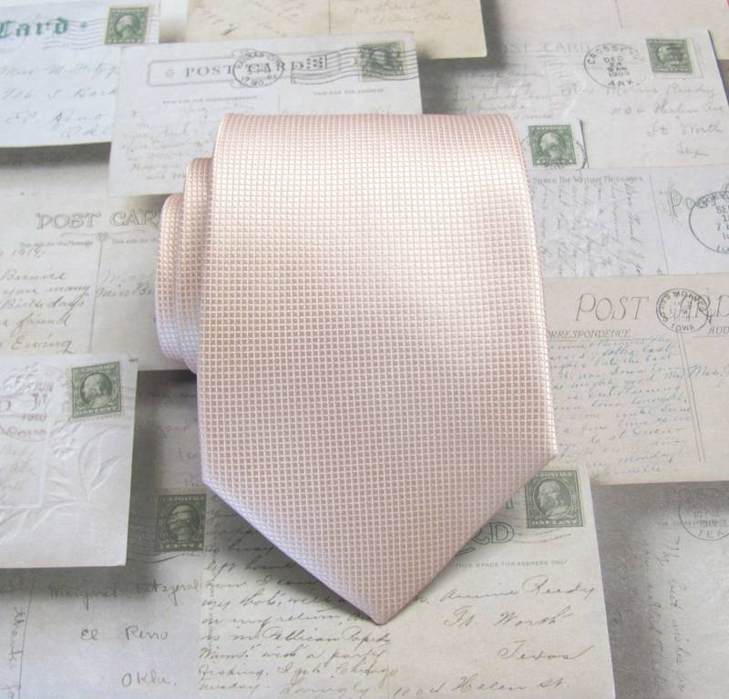 Herren Krawatten. Pastell Pfirsich Pale Apricot Blütenblatt Engel Blush Karierte Muster Seidenkrawatte Mit Passender Einstecktuch-Option von TieObsessed