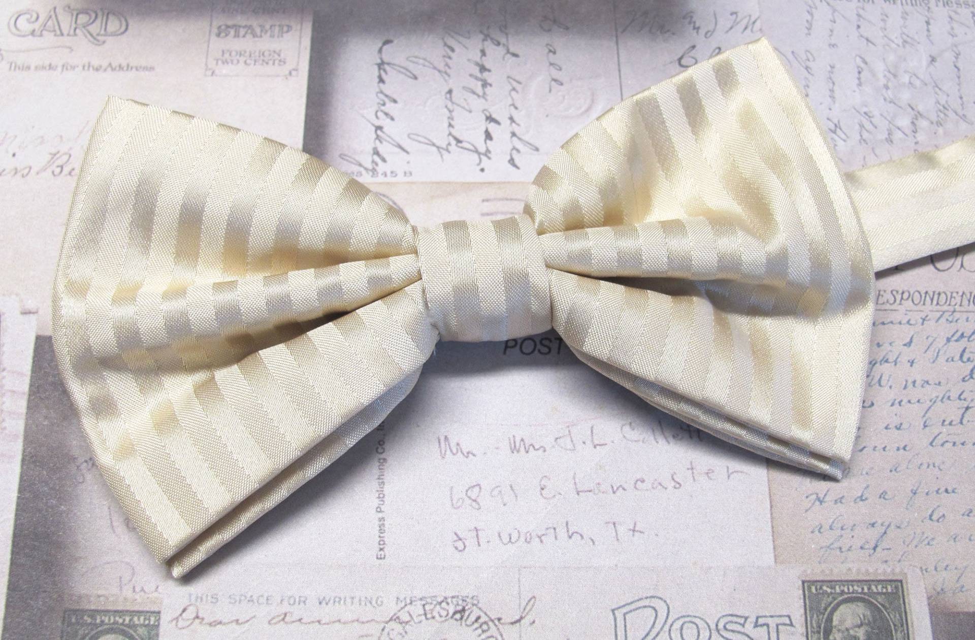Mens Bowties. Champagner Creme Tonal Streifen Fliege Mit Passenden Tasche Quadrat Taschentuch Option von TieObsessed