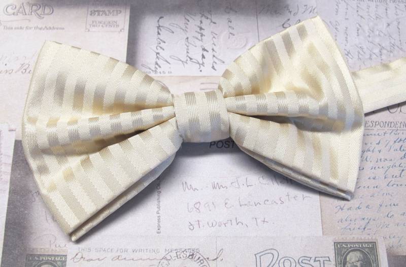 Mens Bowties. Champagner Creme Tonal Streifen Fliege Mit Passenden Tasche Quadrat Taschentuch Option von TieObsessed
