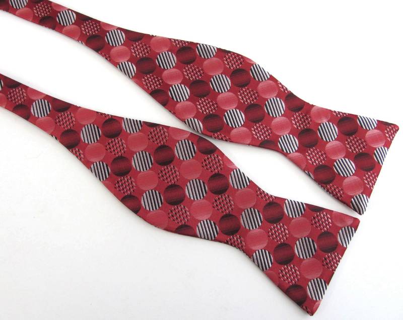 Räumungsverkauf Free Style Herren Fliege Rot Schwarz Silber Polka Dot Selbstbindende Bowties von TieObsessed