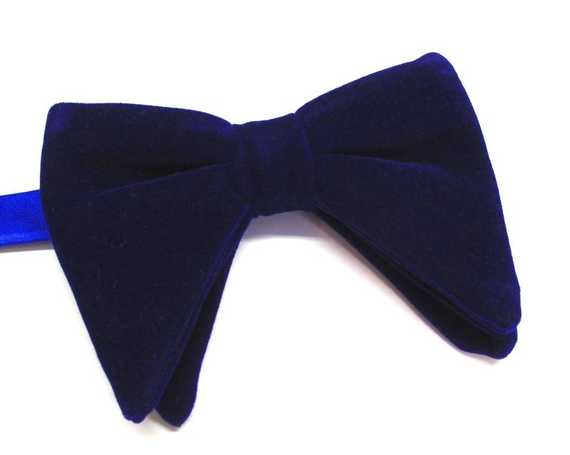 Royalblaue Schmetterlings-Fliege Aus Samt Dunkelblaue Tropfenlange Fliege Mit Passendem Gratis-Einstecktuch von TieObsessed