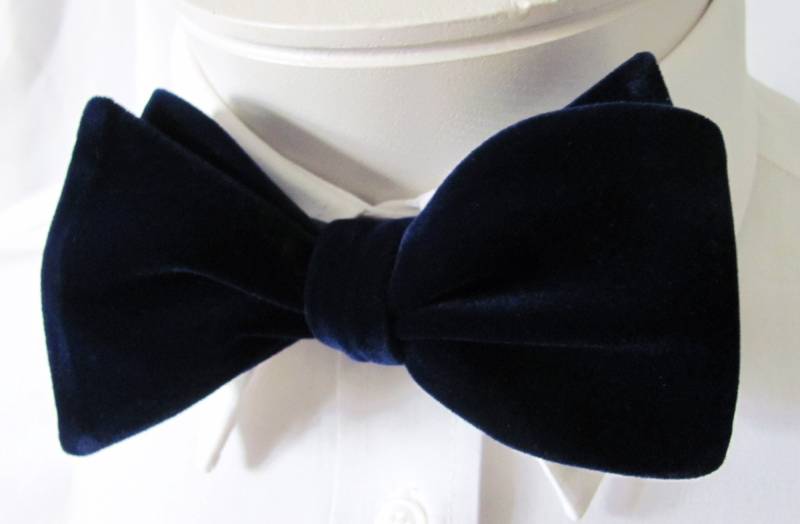 Velvet Fliege Zum Selbstbinden Dunkelblaue Binden Mit Passenden Einstecktuch von TieObsessed