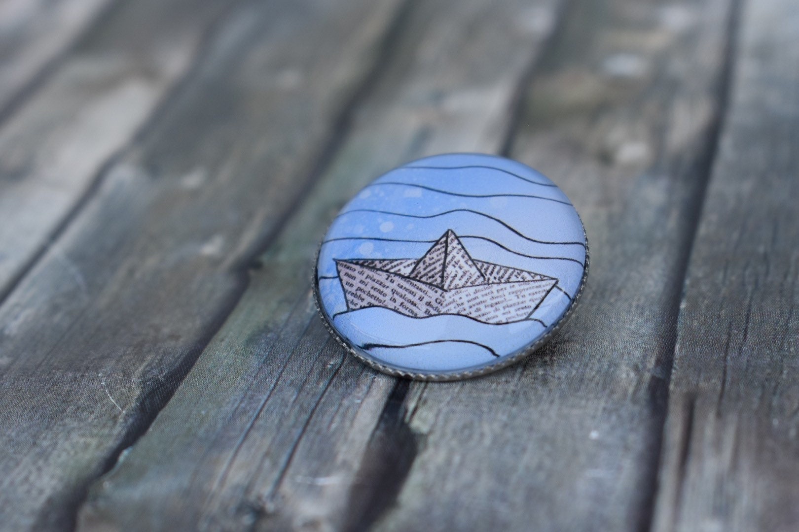Brosche/Anstecker Pin Button "Boot Papierschiffchen Origamiboot' Brosche/Anstecker Pin Button "Boot Papierschiffchen Origamiboot' von TiefseeKirsche