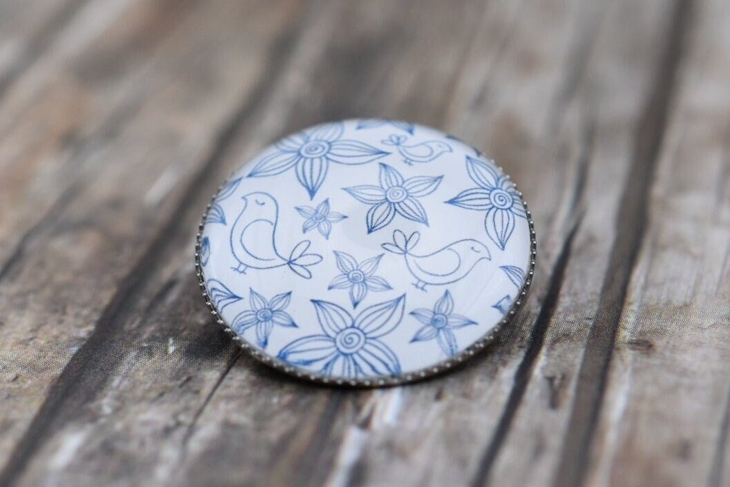 Brosche/Anstecker Pin Button "Narzissen Frühling Vögel Ostern' Brosche/Anstecker Pin Button "Narzissen Frühling Vögel Ostern' von TiefseeKirsche