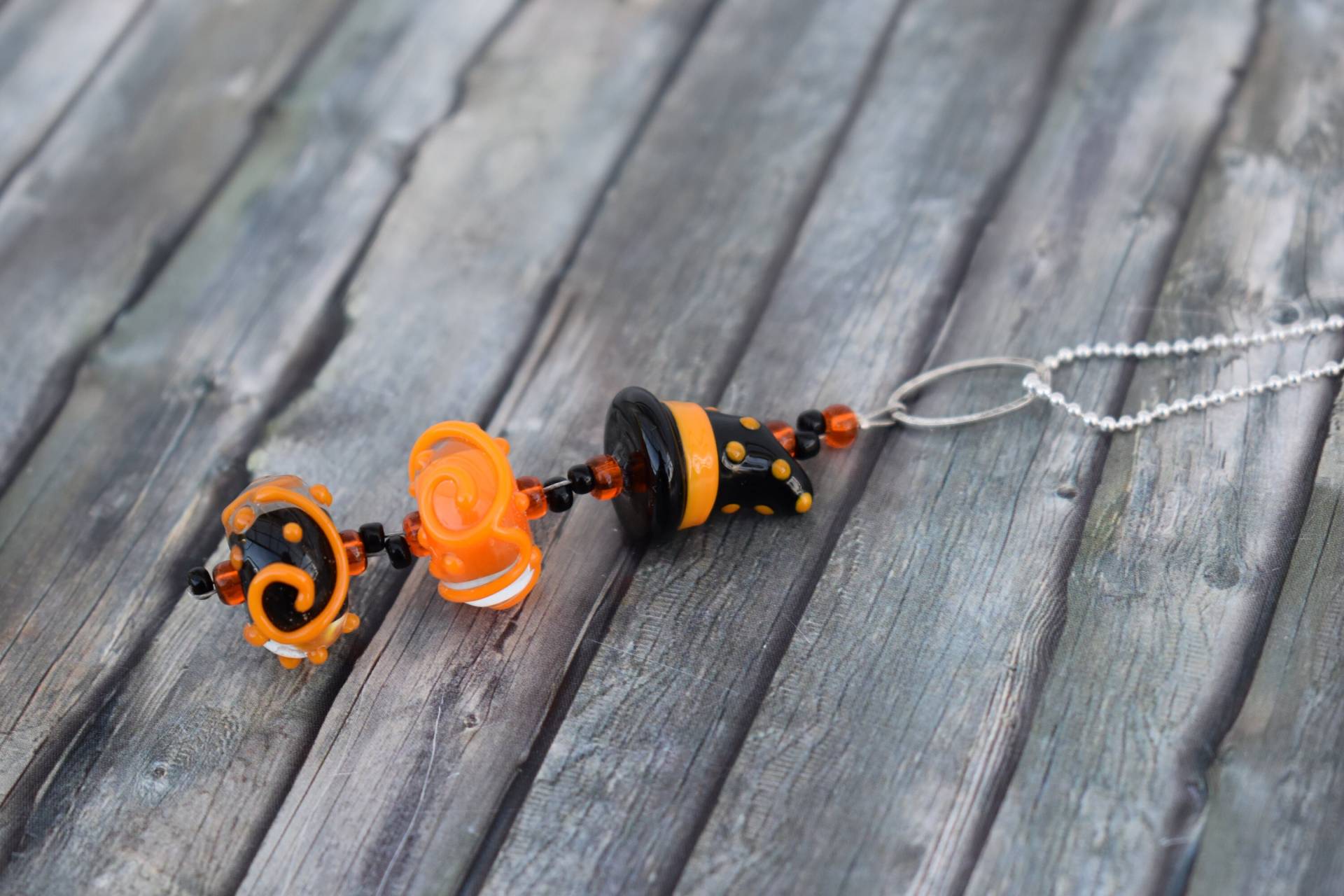 Kette/Glasperlenkette Halskette "Glasperlen Orange/Schwarz Halloween Hexenhut' von TiefseeKirsche