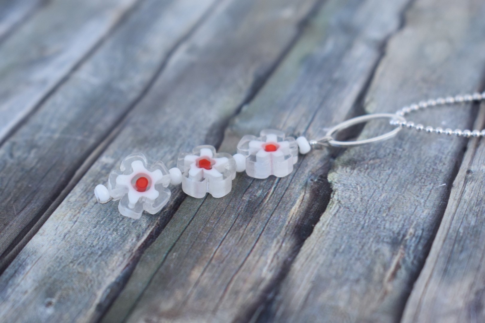 Kette/Halskette Glasblumenkette Glasperlenkette Muttertagsgeschenk "Weiße Blumen' Kette/Halskette Glasblumenkette Glasperlenkette Muttertagsgeschenk "Weiße Blumen' von TiefseeKirsche