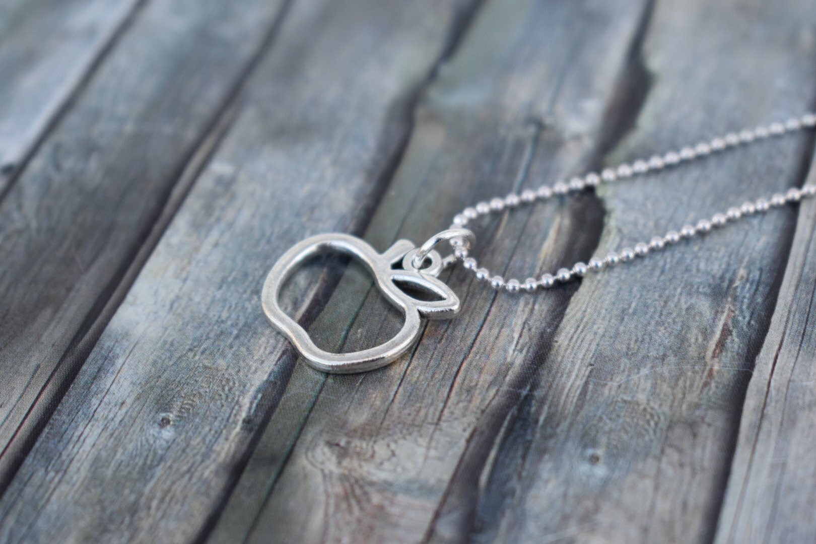 Kette/Halskette Lange Frau Anhängerkette Schmuck Apfelkette Apfelanhänger "Apfel' Kette/Halskette Lange Frau Anhängerkette Schmuck Apfelkette Apfelanhänger "Apfel' von TiefseeKirsche