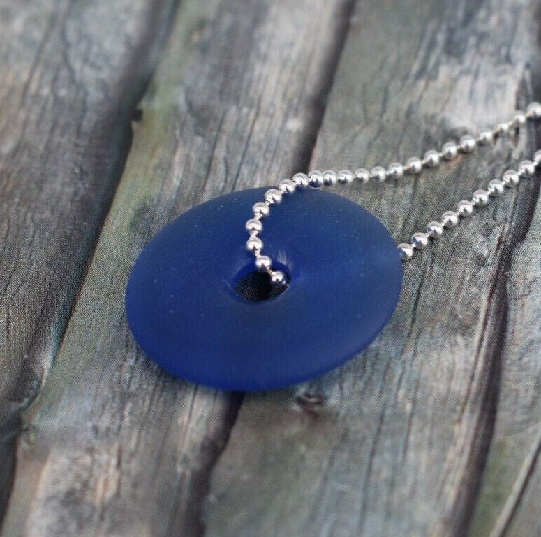 Kette/Halskette Meerglaskette Lange Meerglasschmuck Meerglashalsschmuck Unikat "Dunkelblauer Meerglas-Donut An Kugelkette' Kette/Halskette Meerglaskette Lange Meerglasschmuck Meerglashalsschmuck Unikat "Dunkelblauer Meerglas-Donut An Kugelkette' von TiefseeKirsche