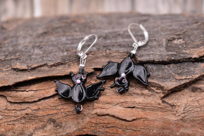 Ohrringe/925'er Silber Ohrhänger Glasperlenohrringe Hängeohrringe Fledermaus Fledermausohrringe "Fledermaus-Liebe' von TiefseeKirsche