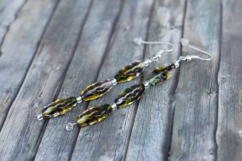 Ohrringe/Glasperlenohrringe Glasblätterohrringe Ohrschmuck Ohrhänger Herbstschmuck Herbstohrringe "Glasblätter Grün Lila' von TiefseeKirsche