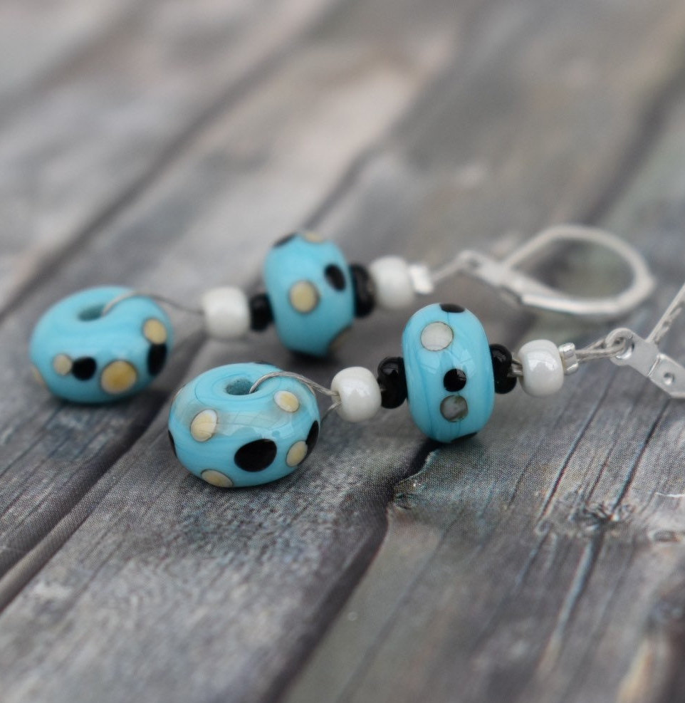 Ohrringe/Glasperlenohrringe Ohrhänger Ohrschmuck Unikatschmuck "Glasperlen Hellblau Gepunktet' Ohrringe/Glasperlenohrringe Ohrhänger Ohrschmuck Unikatschmuck "Glasperlen Hellblau Gepunktet' von TiefseeKirsche