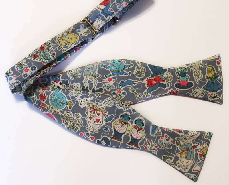 Alice Im Wunderland Fliege Liberty Of London Baumwolle, Mad Hatter Alice Im Wunderland Fliege Liberty Of London Baumwolle, Mad Hatter von TiesByVIVID