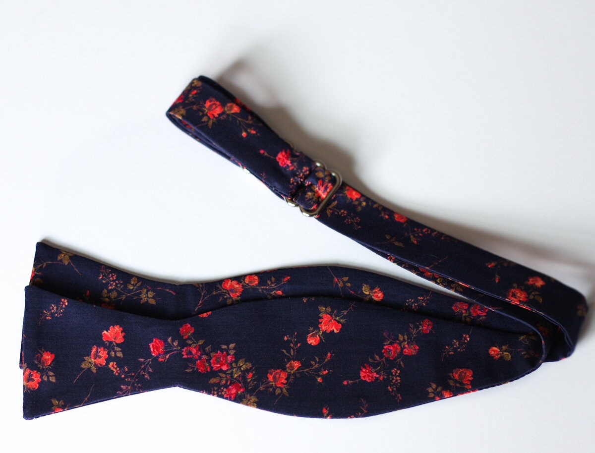 Floral Liberty Of London Fliege Marineblau Und Koralle Hochzeit Groomsmen Floral Liberty Of London Fliege Marineblau Und Koralle Hochzeit Groomsmen von TiesByVIVID