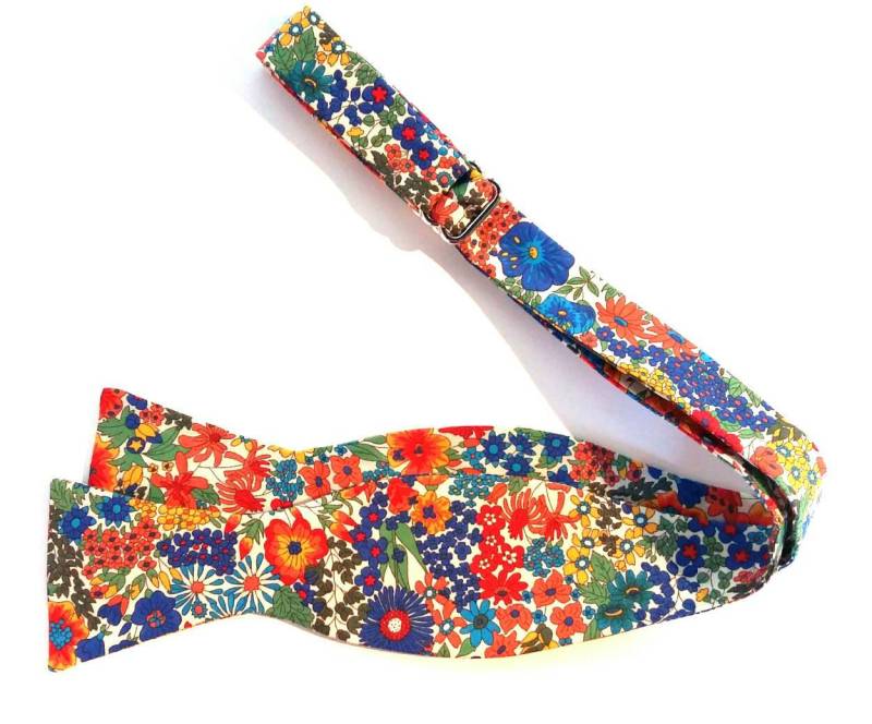 Handgefertigte Liberty London Helle Blumen Fliege Selbstbindende Baumwollfliege Handgefertigte Liberty London Helle Blumen Fliege Selbstbindende Baumwollfliege von TiesByVIVID