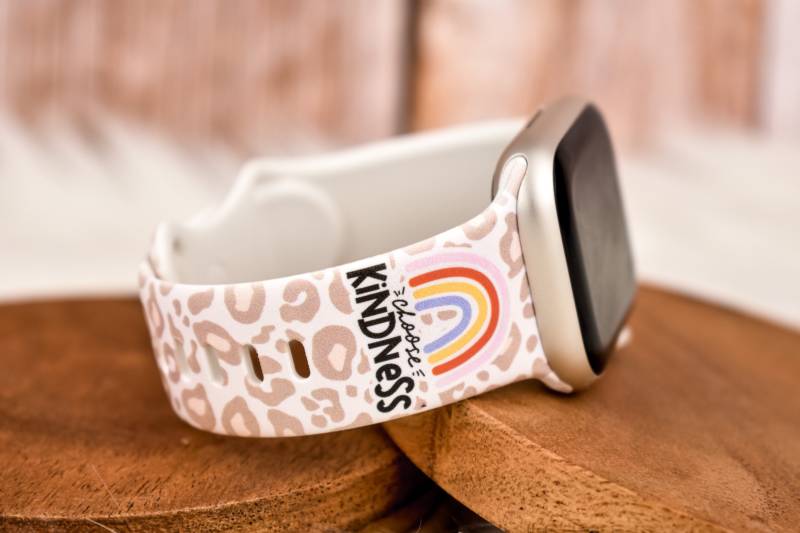 Choose Kindness Leopard Motivational Positive Floral Silikon Armband Kompatibel Mit Apple Watch Fitbit Samsung Garmin von TiffaniLinkDesigns