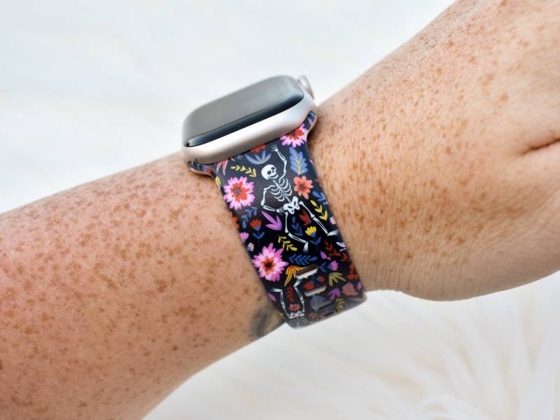 Dancing Skeletons Silikon Uhrenband Kompatibel Mit Apple Watch Fitbit Samsung Garmin von TiffaniLinkDesigns