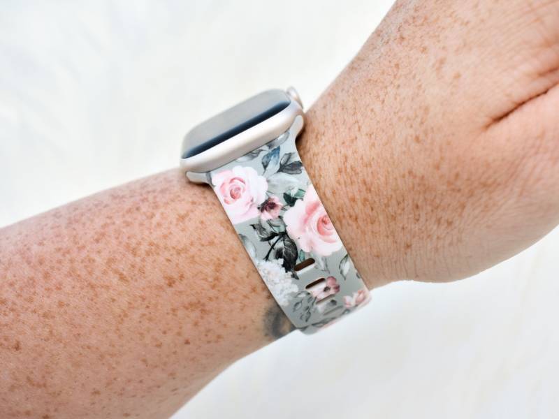 Graue Rosen Blumen Silikon Uhrenarmband Passend Für Apple Watch Fitbit Samsung Galaxy S5 von TiffaniLinkDesigns