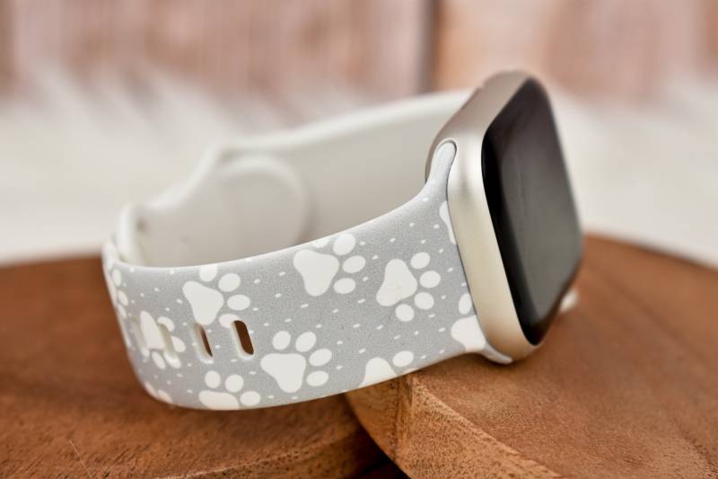 Grau Pfotenabdruck Silikon Uhrenarmband Kompatibel Für Apple Watch Fitbit Samsung von TiffaniLinkDesigns