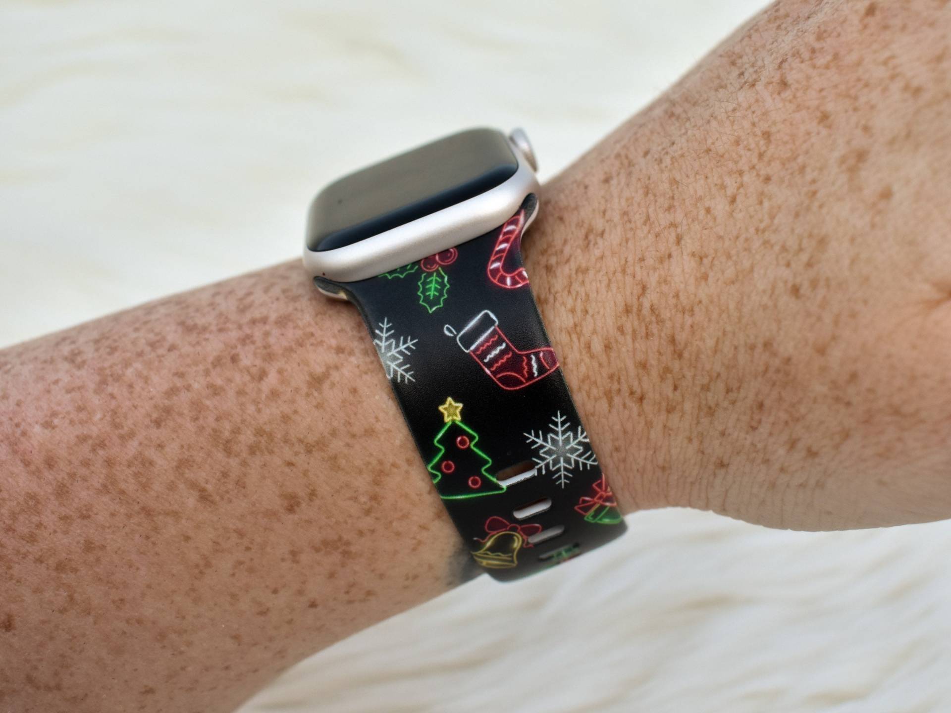 Neon Christmas Silikon Uhrenband Kompatibel Mit Apple Watch Fitbit Samsung Garmin von TiffaniLinkDesigns