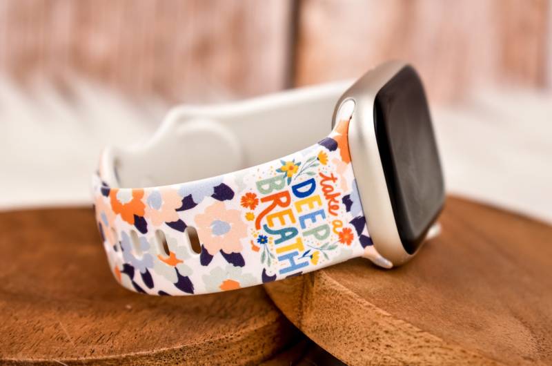 Take A Deep Breath Motivation Positive Floral Silikon Uhrenband Kompatibel Mit Apple Watch Fitbit Samsung Garmin von TiffaniLinkDesigns