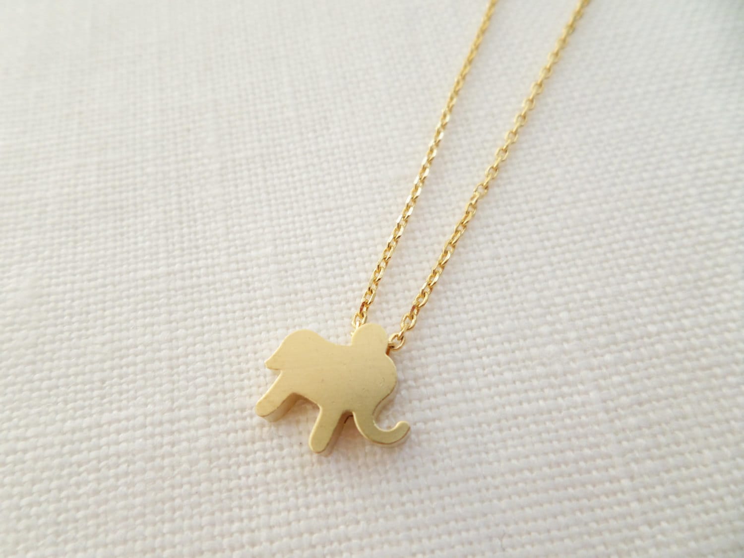 Gold Elefant Kette... Zierliche Handgemachte Halskette, Jeden Tag, Einfach, Geburtstag Gold Elefant Kette... Zierliche Handgemachte Halskette, Jeden Tag, Einfach, Geburtstag von TiffanyAvenueBridal