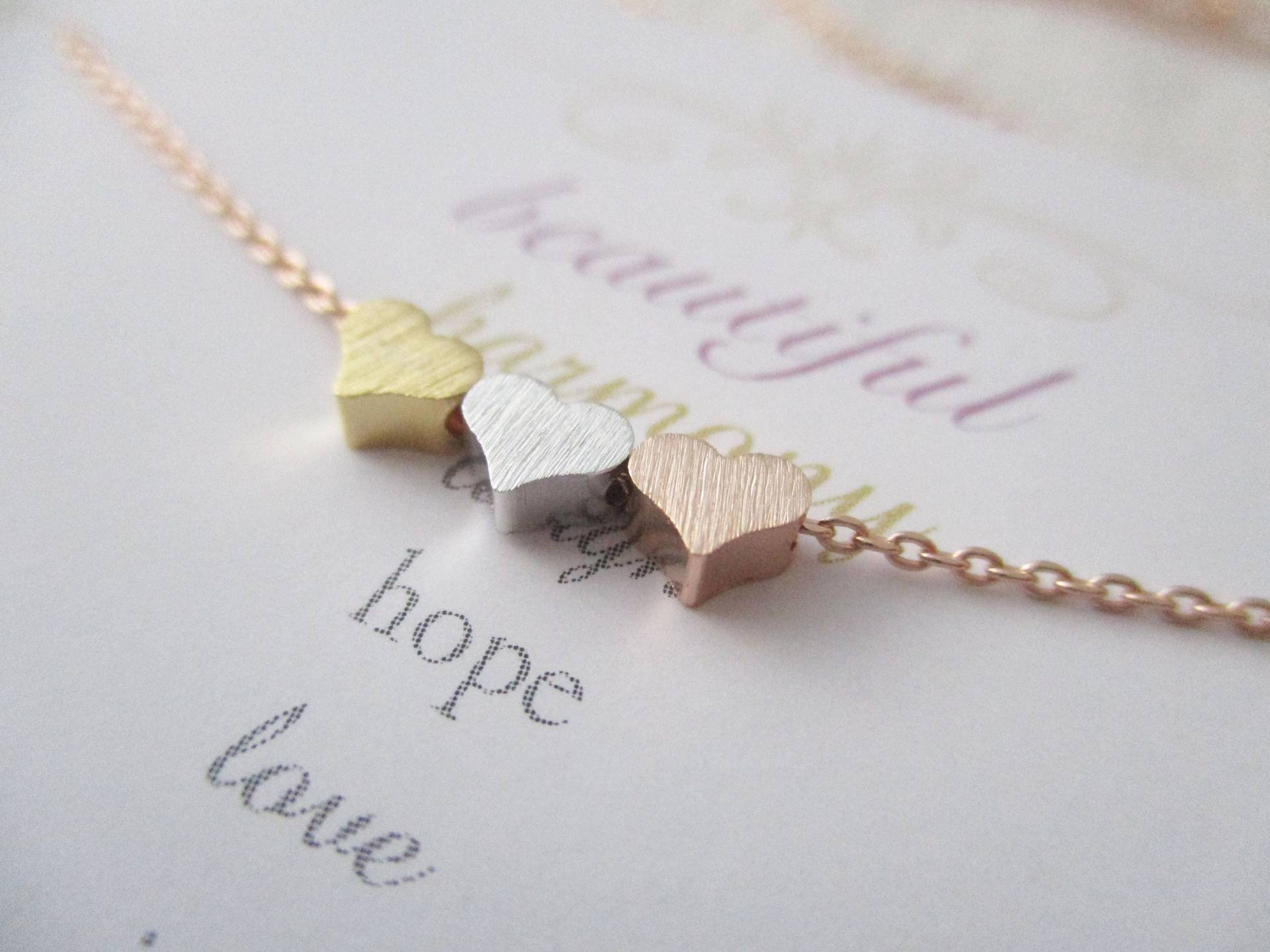 Kleine Herz Halskette, Zierliche 3 Herzen Drei Schwestern Geschenk, Geschenk Für Die Beste Freundin, Zarte Brautjungfer Kleine Herz Halskette, Zierliche 3 Herzen Drei Schwestern Geschenk, Geschenk Für Die Beste Freundin, Zarte Brautjungfer von TiffanyAvenueBridal