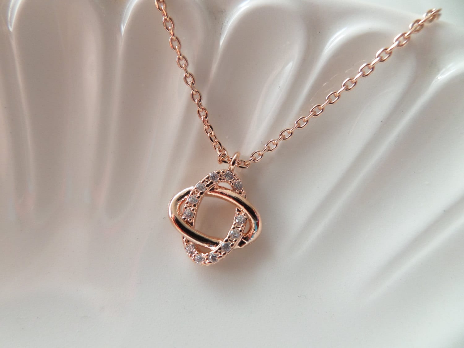Kleiner Rose Gold Charme Mit Zirkonia Auf Vergoldete Kette-Zierliche Halskette, Jeden Tag, Einfach, Geburtstag, Hochzeit, Brautjungfer Schmuck Kleiner Rose Gold Charme Mit Zirkonia Auf Vergoldete Kette-Zierliche Halskette, Jeden Tag, Einfach, Geburtstag, Hochzeit, Brautjungfer Schmuck von TiffanyAvenueBridal