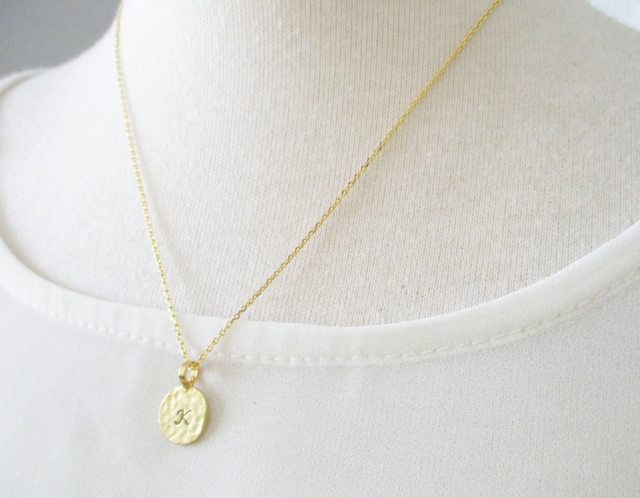 Personalisierte Halskette, Gold Initial Hand Gestempelt Disc, Gehämmert Scheibe, Einfach, Zierlich, Geburtstag, Hochzeit, Brautjungfer Geschenk Personalisierte Halskette, Gold Initial Hand Gestempelt Disc, Gehämmert Scheibe, Einfach, Zierlich, Geburtstag, Hochzeit, Brautjungfer Geschenk von TiffanyAvenueBridal