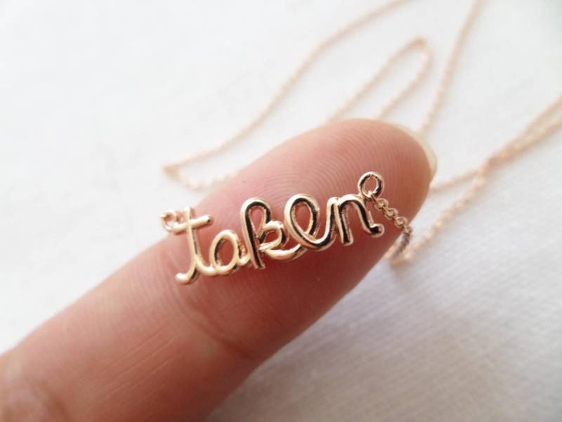 Rose Gold Halskette, Genommene Schrift Schreibschrift Buchstaben Genommen Hochzeit, Brautjungfer Geschenk Rose Gold Halskette, Genommene Schrift Schreibschrift Buchstaben Genommen Hochzeit, Brautjungfer Geschenk von TiffanyAvenueBridal