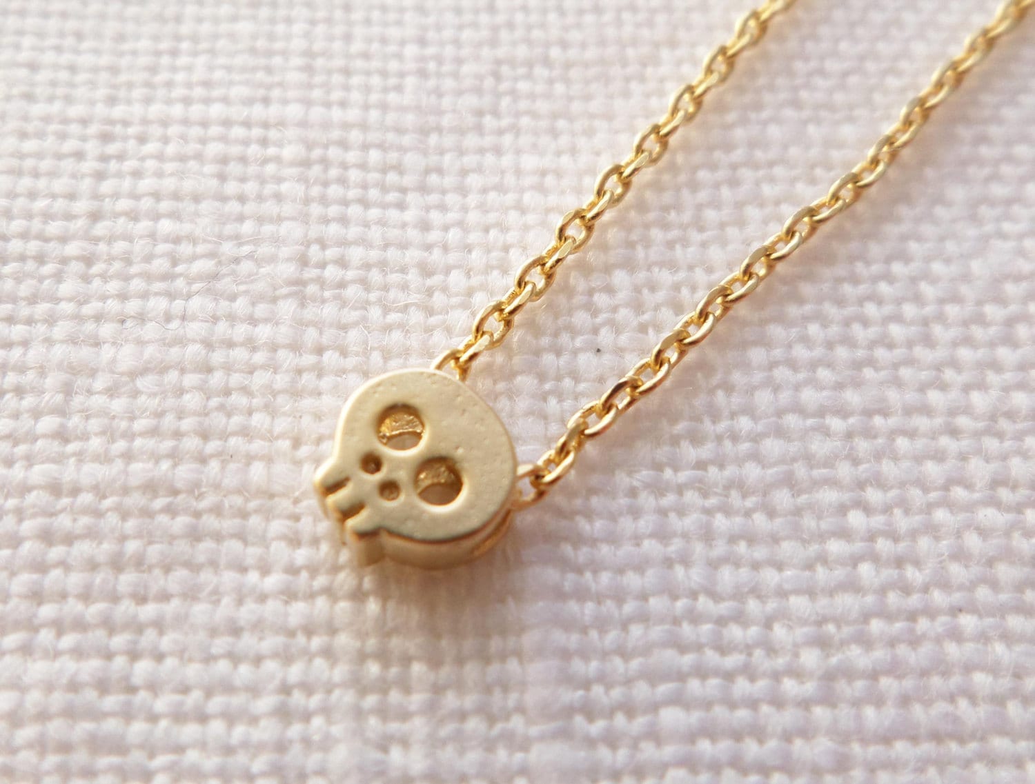 Teeny, Winzige Totenkopf Kette... Zierliche Handgemachte Halskette, Jeden Tag, Einfach, Geburtstag, Lustige Halskette Teeny, Winzige Totenkopf Kette... Zierliche Handgemachte Halskette, Jeden Tag, Einfach, Geburtstag, Lustige Halskette von TiffanyAvenueBridal