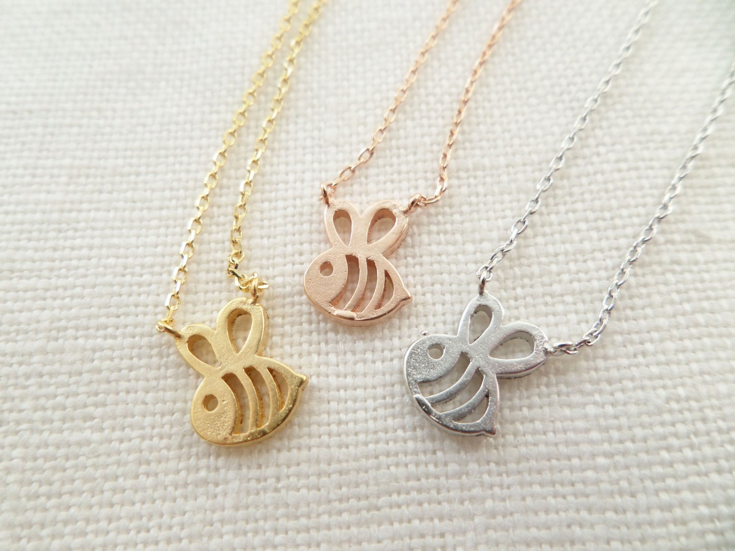Teeny Kleine Honig Biene Halskette, Bumble Bee Gold, Rose, Gold Oder Silber Halskette-Einfach Und Zierlich, Alltägliche Halskette Teeny Kleine Honig Biene Halskette, Bumble Bee Gold, Rose, Gold Oder Silber Halskette-Einfach Und Zierlich, Alltägliche Halskette von TiffanyAvenueBridal
