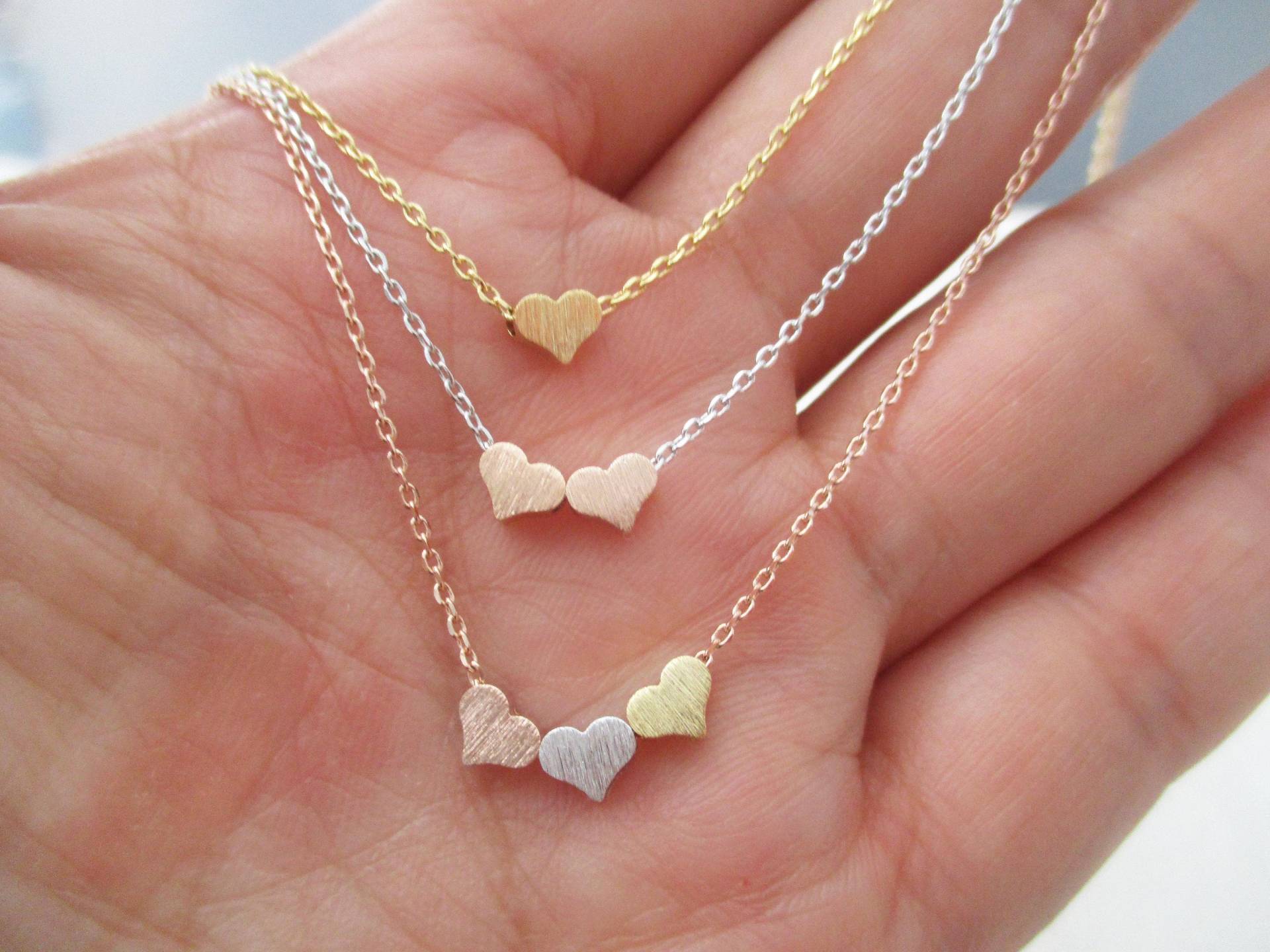 Teeny Tiny Herz Halskette, Zierliche 3 Herzen Drei Schwester Geschenk, Geschenk Für Beste Freundin, Zarte Brautjungfer Teeny Tiny Herz Halskette, Zierliche 3 Herzen Drei Schwester Geschenk, Geschenk Für Beste Freundin, Zarte Brautjungfer von TiffanyAvenueBridal