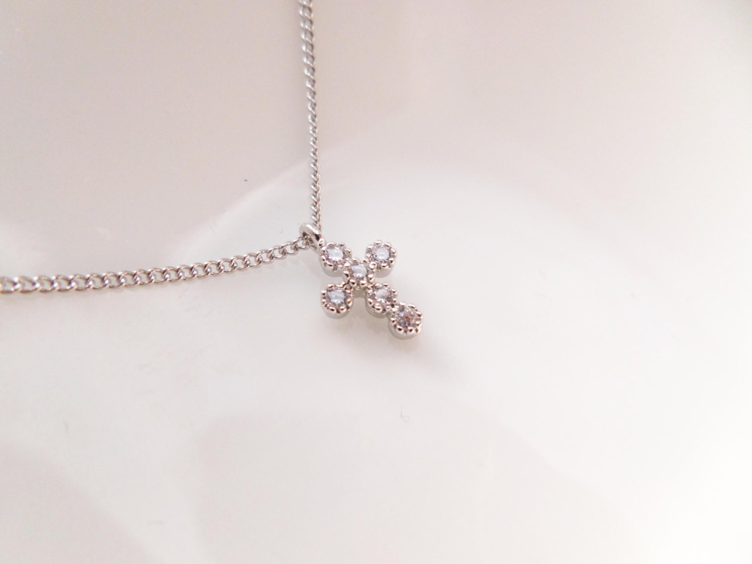 Teeny Tiny Silber Kreuz Halskette Mit Zirkonia.. Zierliche Halskette, Alltag, Schlicht, Geburtstag, Hochzeit, Brautjungfernschmuck Teeny Tiny Silber Kreuz Halskette Mit Zirkonia.. Zierliche Halskette, Alltag, Schlicht, Geburtstag, Hochzeit, Brautjungfernschmuck von TiffanyAvenueBridal