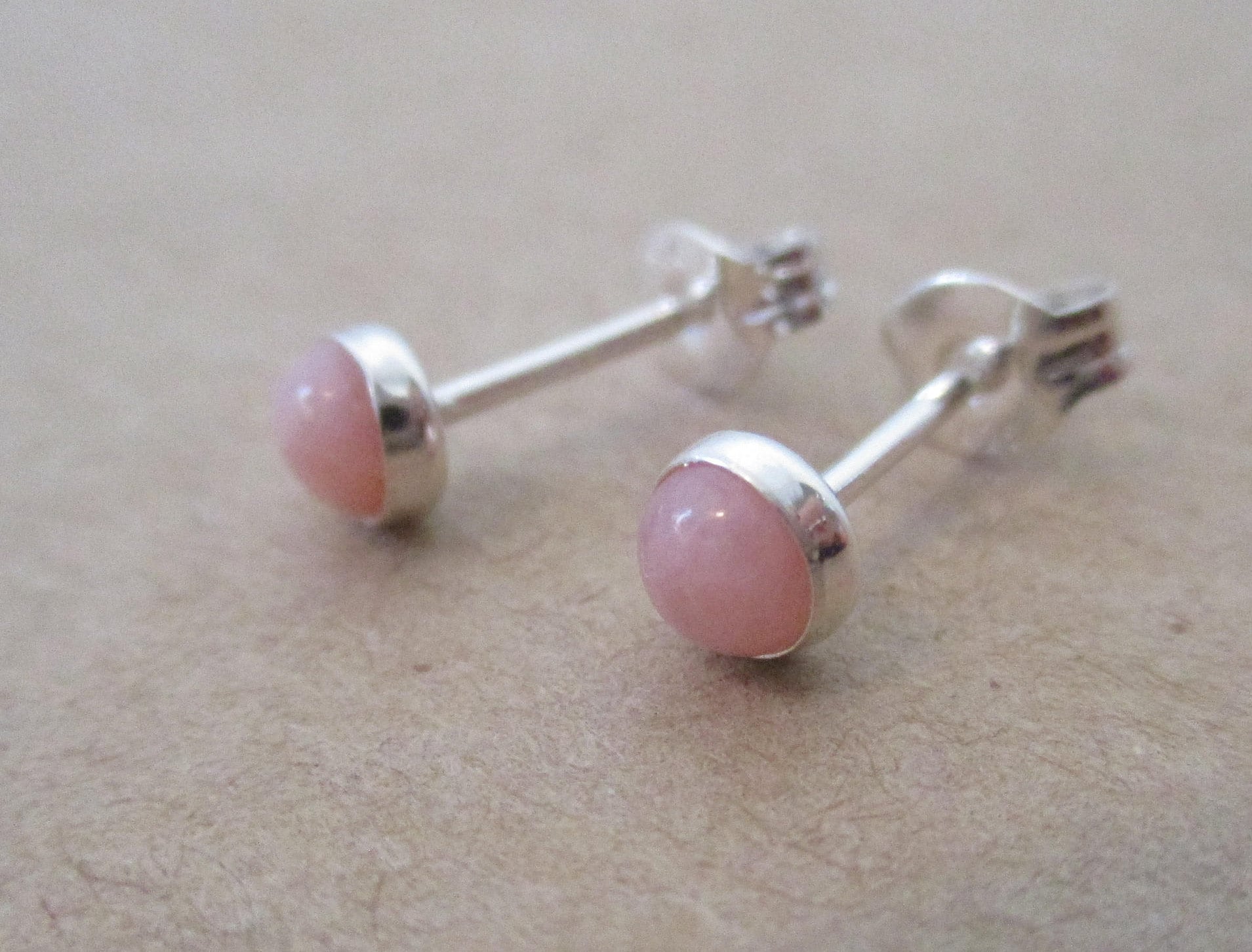 Teeny Tiny Sterling Silber Und Pink Opal Ohrringe...zierlich, Einfach Lustig Teeny Tiny Sterling Silber Und Pink Opal Ohrringe...zierlich, Einfach Lustig von TiffanyAvenueBridal
