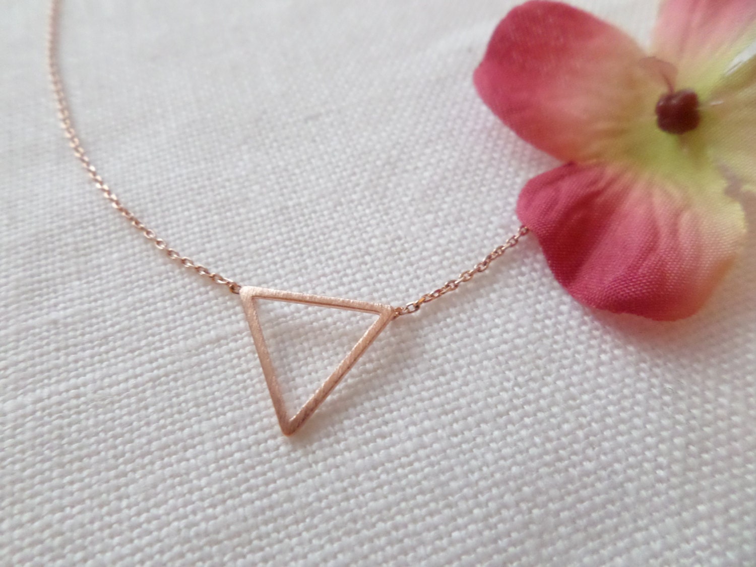 Winzige Gold, Rose Gold Oder Silber Chevron Dreieck Halskette Winzige Gold, Rose Gold Oder Silber Chevron Dreieck Halskette von TiffanyAvenueBridal