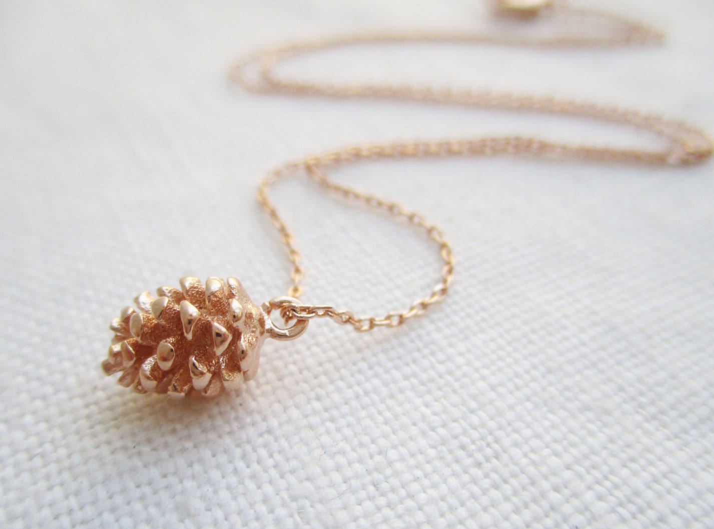 Winzige Gold Oder Rose Pine Cone Halskette Winzige Gold Oder Rose Pine Cone Halskette von TiffanyAvenueBridal