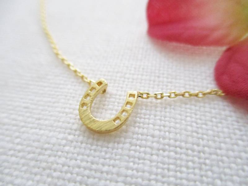 Winzige Goldene Hufeisenkette...zierliche Handgemachte Halskette, Jeden Tag, Einfach, Glücksbringer Winzige Goldene Hufeisenkette...zierliche Handgemachte Halskette, Jeden Tag, Einfach, Glücksbringer von TiffanyAvenueBridal