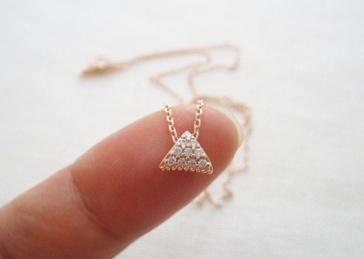 Winzige Rosegold Dreieck Halskette Mit Zirkonia. .zierliche Halskette, Schlicht, Geburtstag, Hochzeit, Brautjungfer Geschenk Winzige Rosegold Dreieck Halskette Mit Zirkonia. .zierliche Halskette, Schlicht, Geburtstag, Hochzeit, Brautjungfer Geschenk von TiffanyAvenueBridal