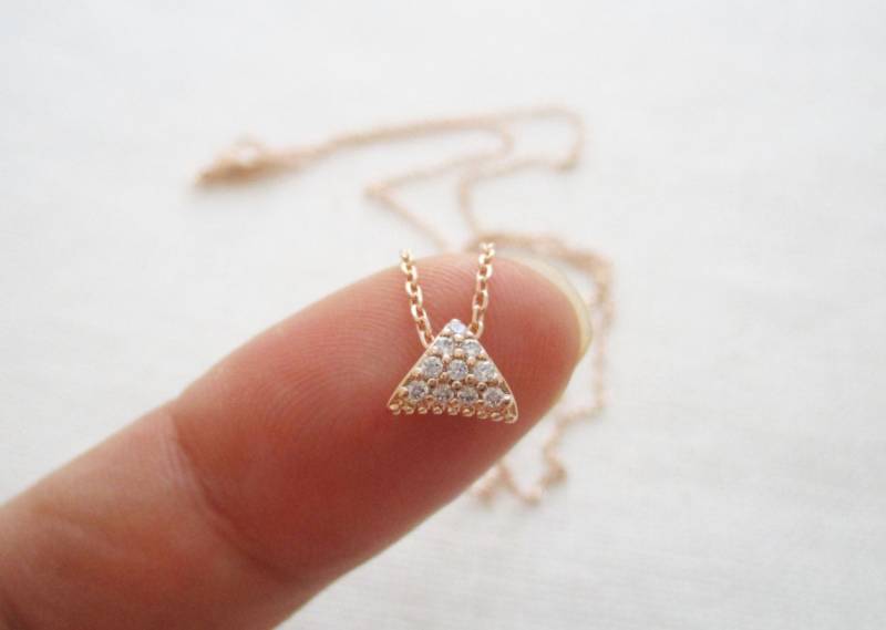 Winzige Rosegold Dreieck Halskette Mit Zirkonia. .zierliche Halskette, Schlicht, Geburtstag, Hochzeit, Brautjungfer Geschenk Winzige Rosegold Dreieck Halskette Mit Zirkonia. .zierliche Halskette, Schlicht, Geburtstag, Hochzeit, Brautjungfer Geschenk von TiffanyAvenueBridal