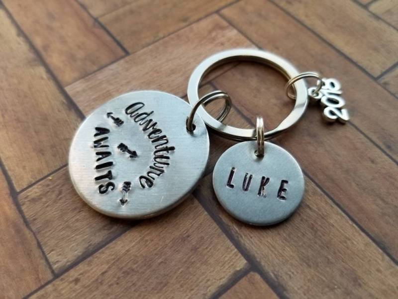 Adventure Awaits Schlüsselbund, Personalisierter Abschluss, Inspiration Keychain, Compass Keychain, Travel Graduation von TiffanyTwists