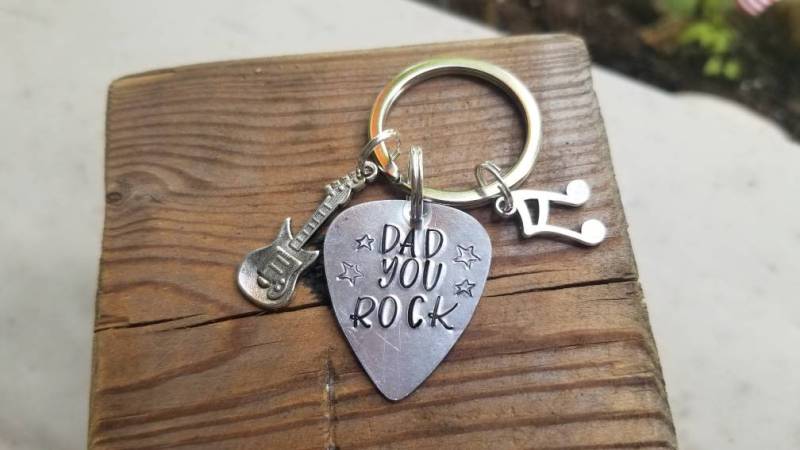 Dad You Rock Schlüsselanhänger, Papa Geschenk, Geschenk Für Papa, Personalisiert, Stern Lustiges Ihn, Personalisiertes Best Selling Item von TiffanyTwists