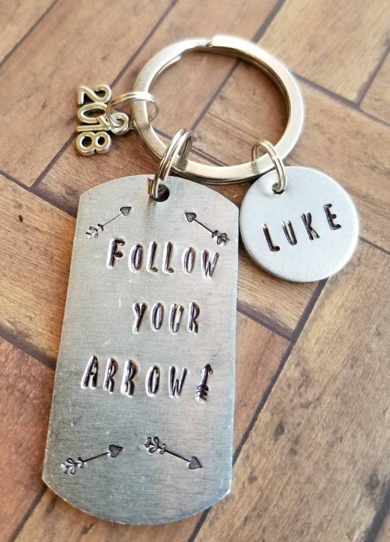 Personalisierter Abschluss Schlüsselanhänger Handgestempeltes Aluminium , "Follow Your Arrow' von TiffanyTwists