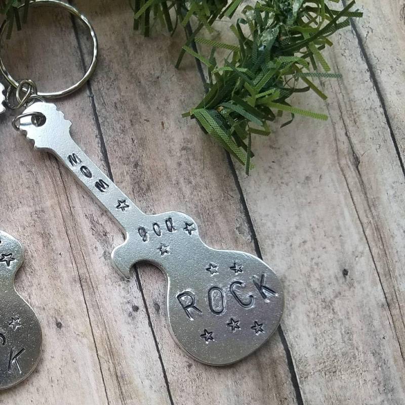 Gitarren-Flaschenöffner Schlüsselanhänger "Mom You Rock' Gestempelt Charm von TiffanyTwists