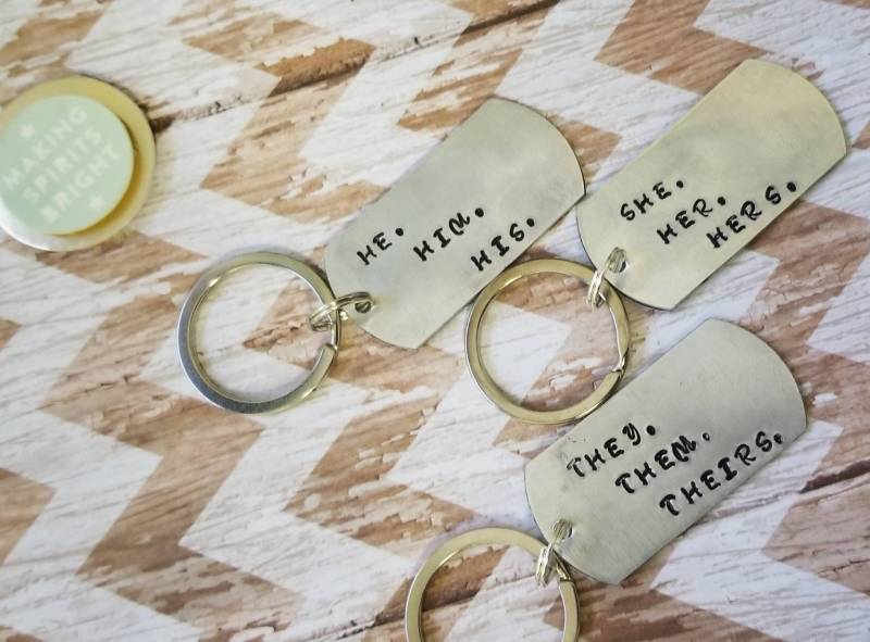 Hand Gestempelt Pronomen Schlüsselanhänger Aluminium Dog Tag Geschenk von TiffanyTwists