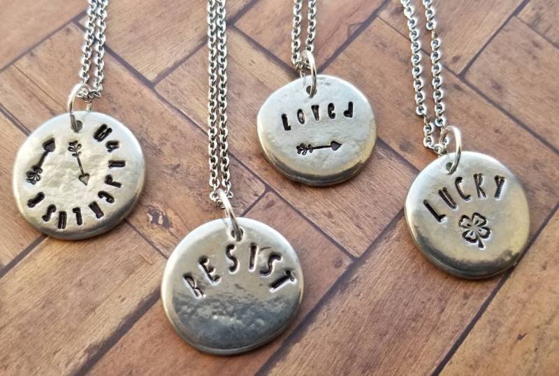 Handgestempelte Zinn Sorgenstein Halskette Personalisierter Inspirationsschmuck von TiffanyTwists