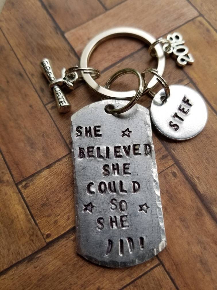 "Handgestempelter Abschluss-Schlüsselanhänger "Sie Glaubte, Sie Könnte" von TiffanyTwists